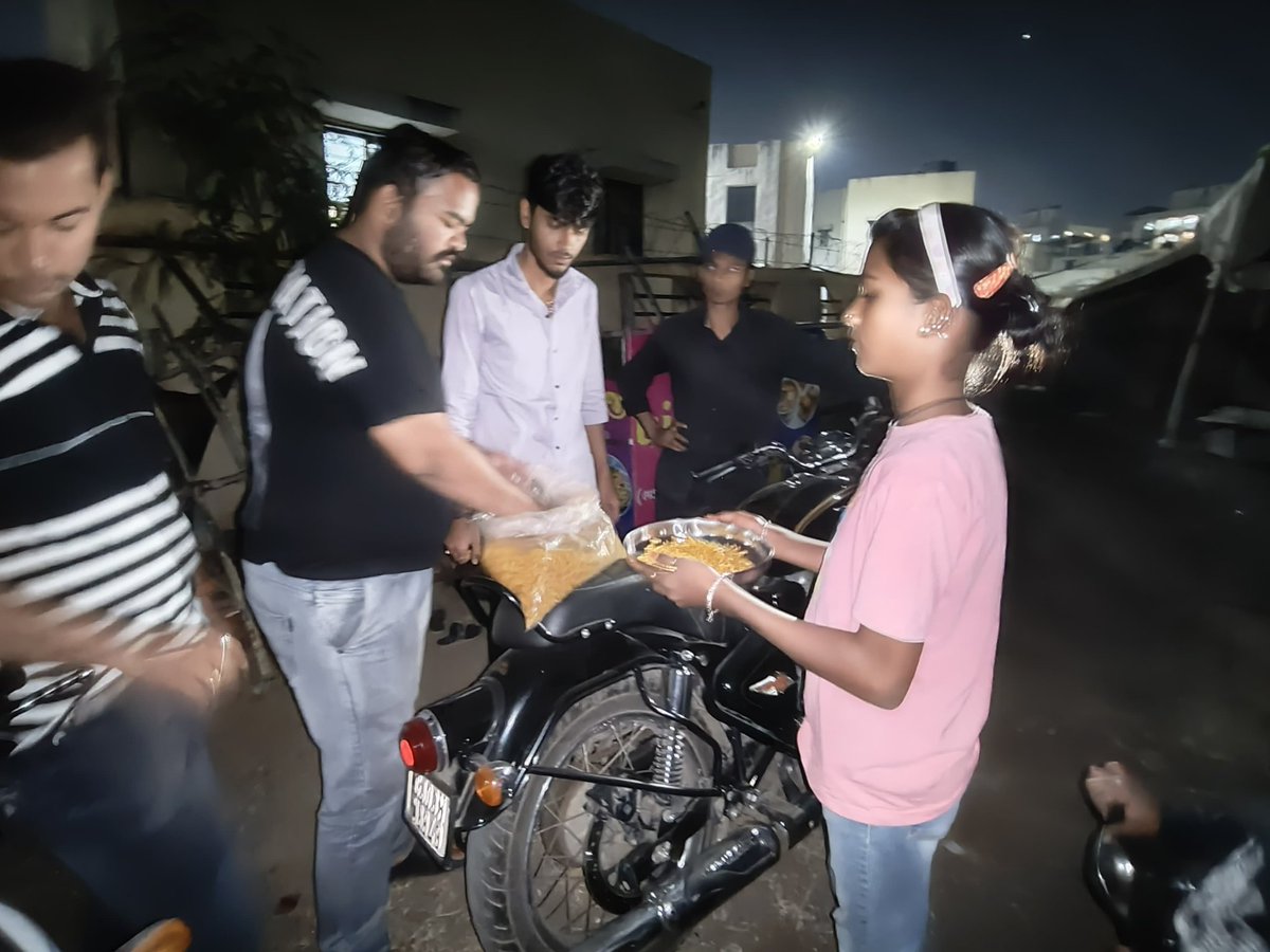 ABVP_Rajkot's tweet image. #Abvprajkot મહાનગર દ્વારા SFS અંતર્ગત બસ્તી માં નાસ્તા નું વિતરણ કરવા માં આવ્યું..

#ABVPRajkot #abvpgujarat #abvpvoice #studentforseva