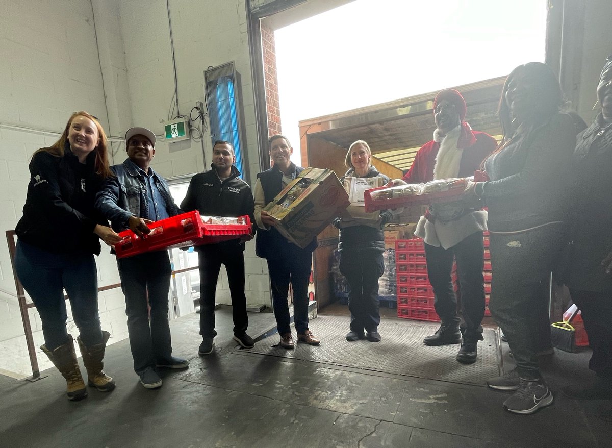 Along with <a href="/patrickbrownont/">Patrick Brown</a> &amp; <a href="/TigerSingh_Fdn/">Tiger Jeet Singh Fdn</a>, we raised $40,000 for the Brampton Food Hub. 

Together through #MiracleOnMain, we’re delivering food &amp; toys to those in need. 

Visit PeelPolice.ca/Miracle for info on how you can deliver smiles this holiday season.
