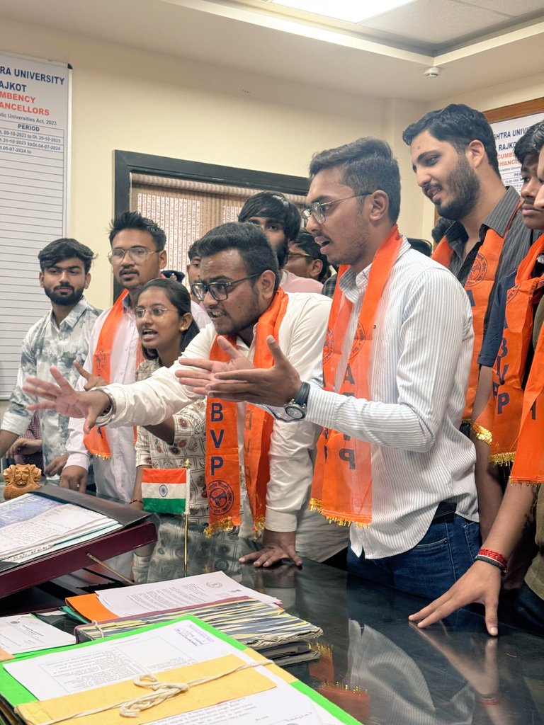 ABVP_Rajkot's tweet image. #ABVPRajkot મહાનગર દ્વારા સૌરાષ્ટ્ર યુનિવર્સિટી માં phD વિદ્યાર્થીઓની ફી માં 300% ના વધારા બાબતે મૌખિક તથા લેખિત રજૂઆત બાદ આંદોલનાત્મક રજૂઆત કરવામાં આવી હતી.  યુનિવર્સિટી દ્વારા 300% વધારી 1500 રૂપિયા કરવામાં આવી હતી જે વિદ્યાર્થી પરિષદની ઉગ્ર રજૂઆત બાદ 800 રૂપિયા ફી કરવામાં આવી.