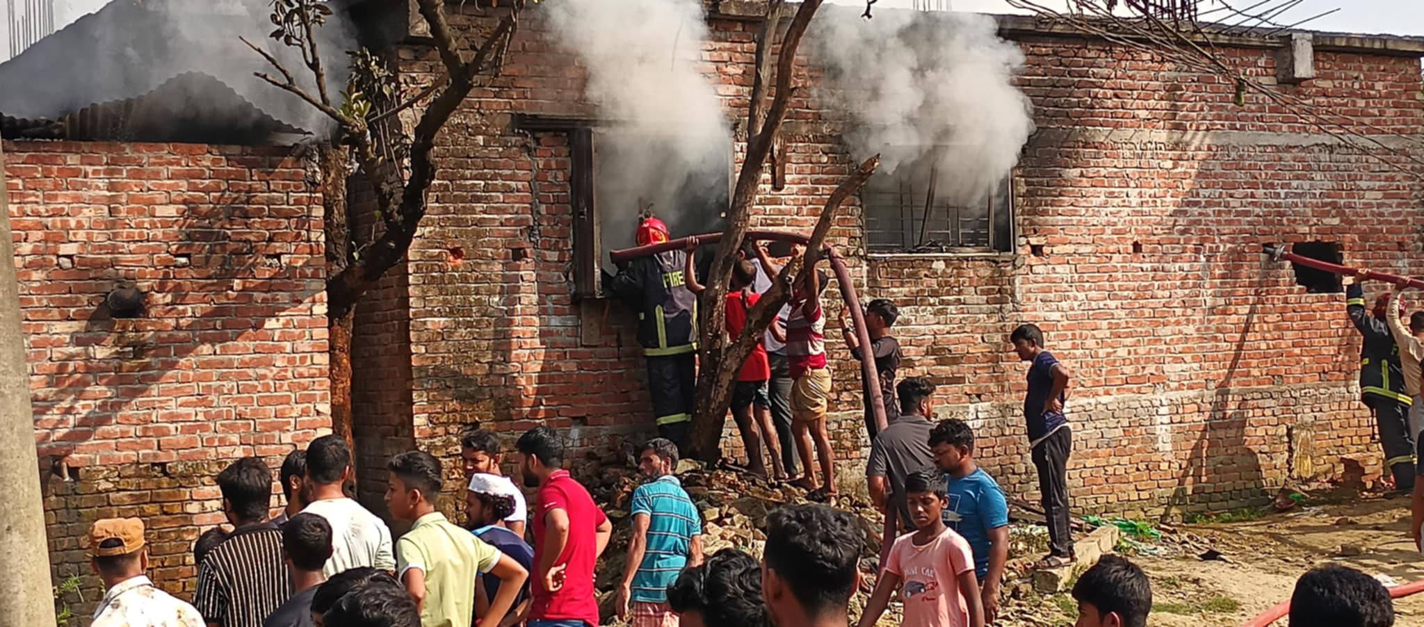 কাশিমপুরে এলাকাবাসী ও শ্রমিক সংঘর্ষ আহত ১০ ,গেঞ্জি কারখানায় আগুন