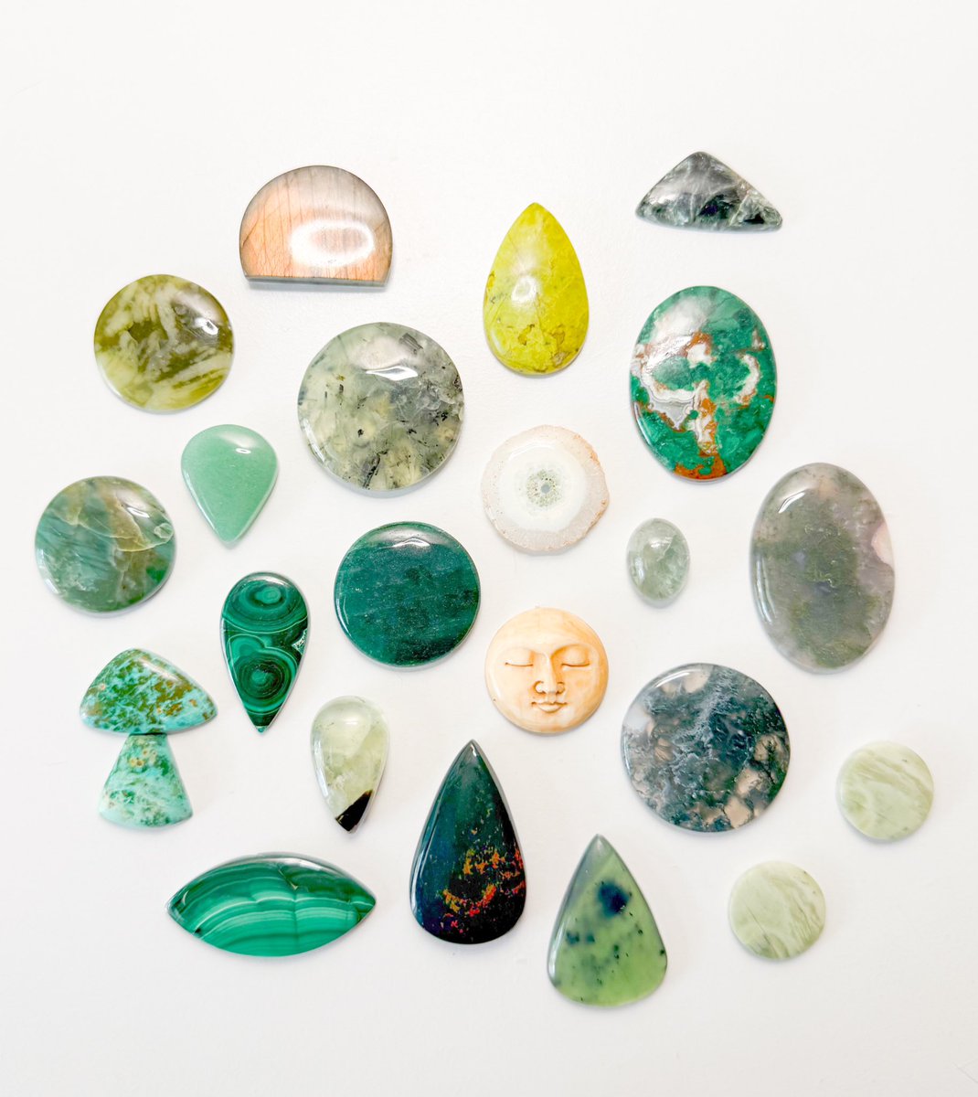 mildhippie's tweet image. the crystals          🍃🐛🌲        the pendants 

“enchanted forest” collection coming Friday November 22nd at 8pm eastern time &amp;lt;3