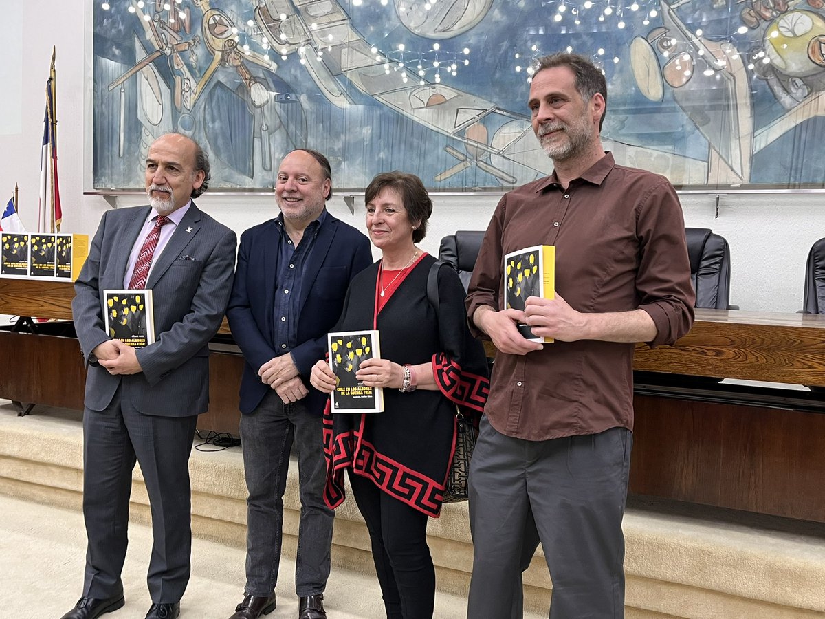 #AHORA | 📚Desde el Salón de Honor de nuestra Casa de Estudios inicia la ceremonia de presentación del libro "Chile en los albores de la Guerra Fría: contexto, teoría e ideas", del Dr. César Ross, académico de <a href="/ideausach/">Instituto de Estudios Avanzados</a> y Premio Nacional de Historia 2024.