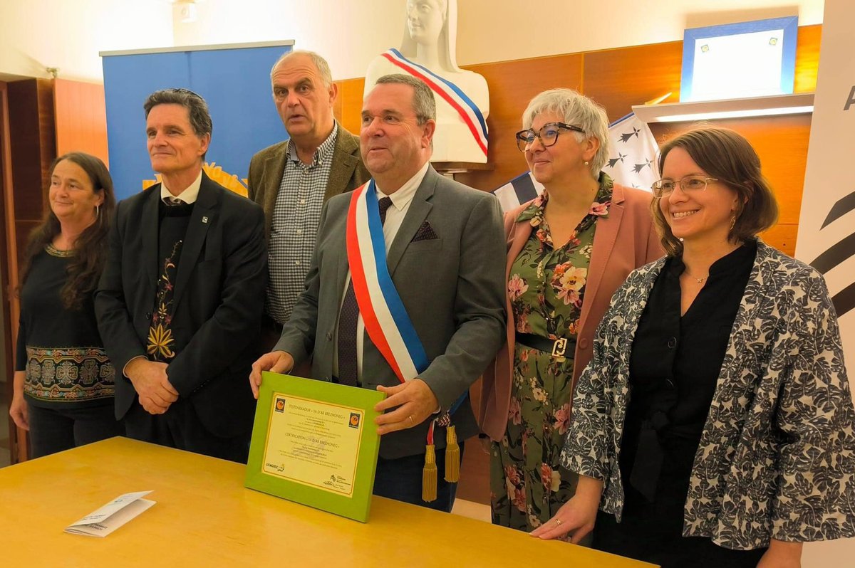 <a href="/Paul_Molac/">Paul Molac</a> <a href="/JourdaMuriel/">Muriel JOURDA</a> <a href="/JimmyPahun/">Jimmy Pahun</a> <a href="/LaureLeMarechal/">Le Marechal Laure</a> Le 15 novembre, l'OPLB a remis le niveau 2 du label Ya d’ar brezhoneg à la Mairie de Locmiquélic pour avoir réalisé 12 actions en faveur du breton. La cérémonie s'est déroulée en présence de plusieurs élus, avec Éric Paturel, maire de Locmiquélic, Paul Molac, président de l'OPLB.