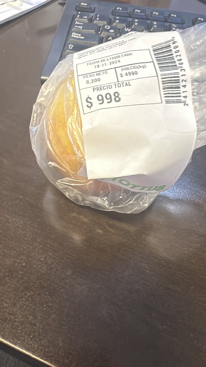 Lourdesloreto's tweet photo. Quería comer algo sanito de colación y olvidé traer de mi casa, fui a comprar una manzana al Tottus del frente de mi trabajo y una manzana me costó $998 https://t.co/HvUW8R5HRz