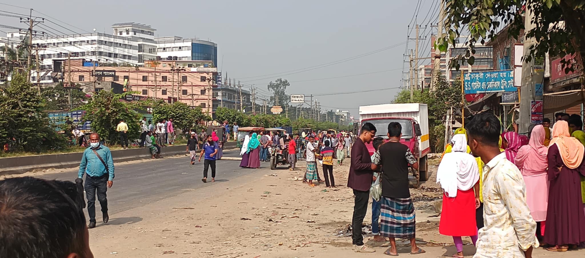 বকেয়া বেতনের দাবিতে ৫ম দিনেও আবারও শ্রমিকদের আবার সড়ক অবরোধ