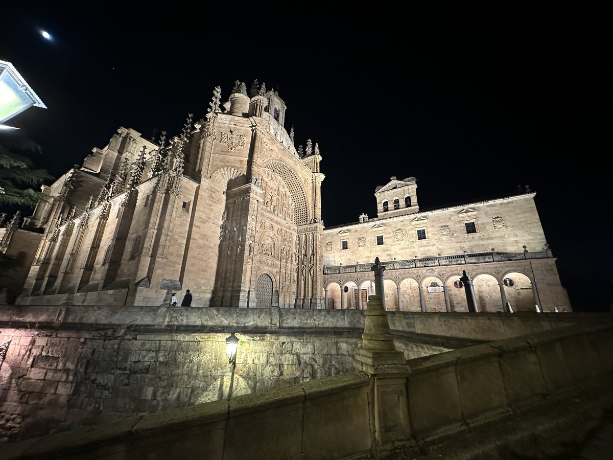fernandomtoller's tweet photo. Hoy en la @usal Universidad de Salamanca se  defiende esta tesis doctoral, que he dirigido largos años. En el Edificio Hist. Una gran alegría esta segunda tesis dirigida en el último año en esta Casa de Estudios, que es la 4ª de la historia y cumplió 800 años en 2018. https://t.co/U3hIg7WDaj