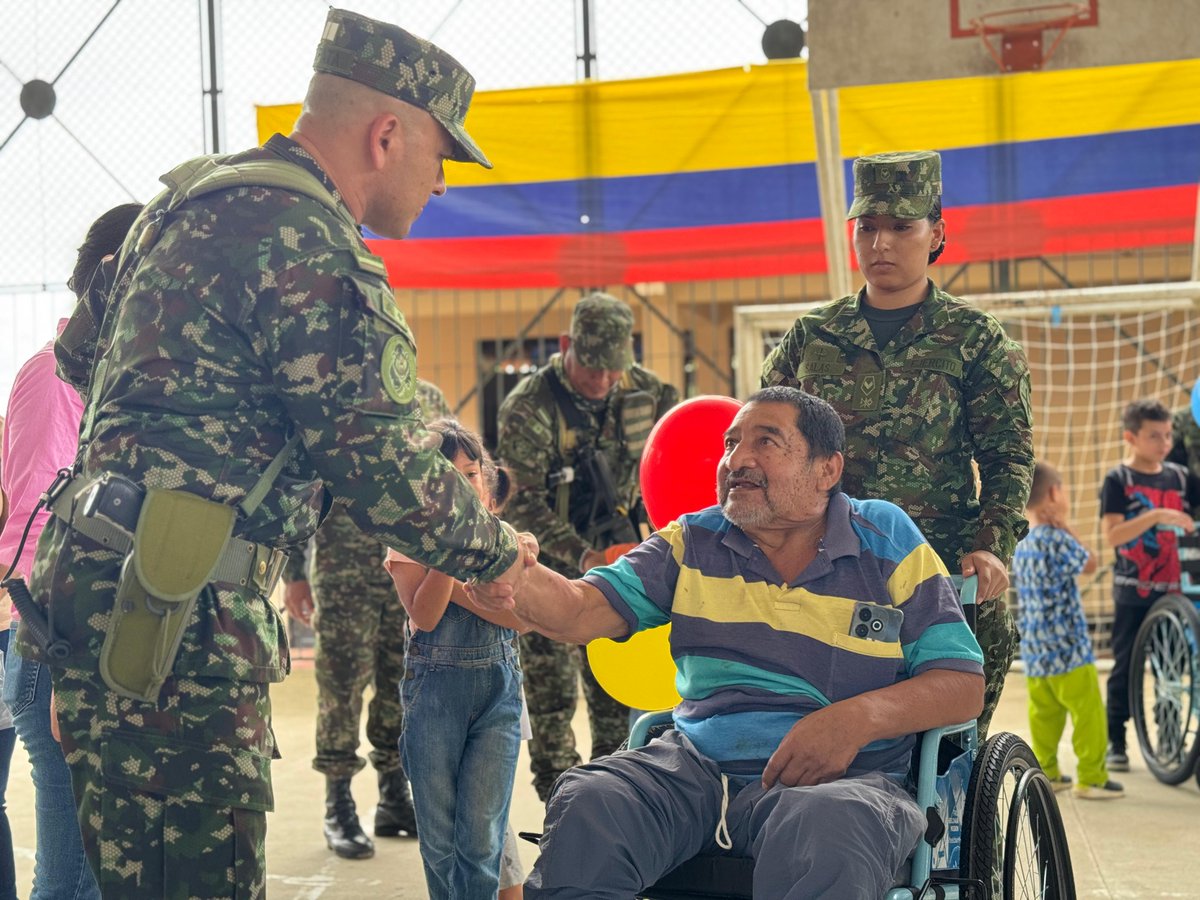Ejercito_Div6's tweet photo. Hasta la Inspección El Cedral municipio de Puerto Caicedo @gobputumayo, llegaron tropas del Batallón  de Artillería N°27, y demás entidades gubernamentales con servicios de medicina general, odontología, psicología para todos los habitantes de esta región.
#NuestroCompromisoEs🇨🇴 https://t.co/lAHZbSSiwe