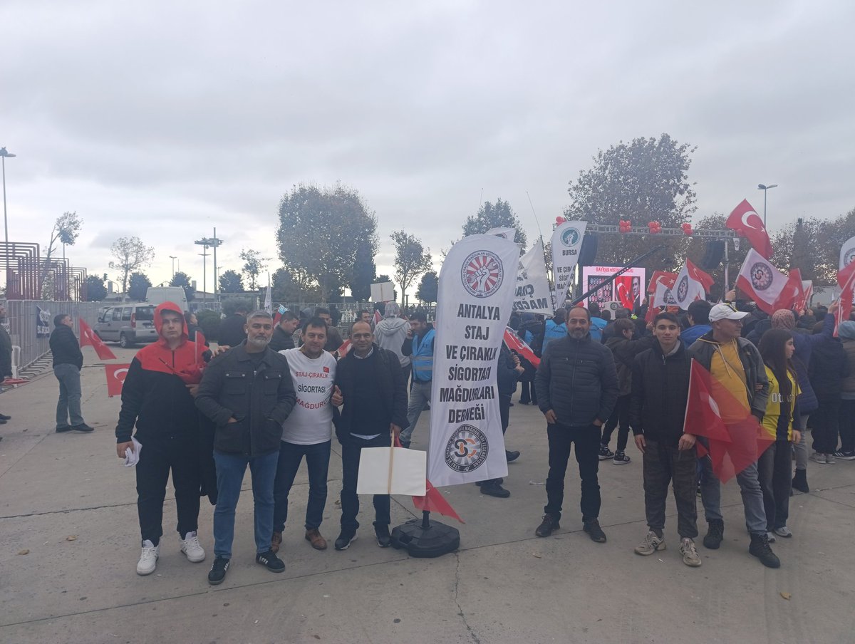 Günümüzde hala Staj ve Çıraklık sigortası mağduriyeti yaşayan bizler, eski bir yasanın kısa kol-uzun kol sigorta ayrımıyla mağdur edildik. 
<a href="/RTErdogan/">Recep Tayyip Erdoğan</a>
<a href="/dbdevletbahceli/">Devlet Bahçeli</a>
<a href="/eczozgurozel/">Özgür Özel</a>
Staja Çırağa Adalet
#StajyerÇırakHakkındanVazgeçmeyecek