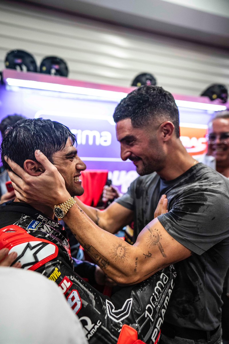 La vida nos va a dar otra oportunidad,hace un año, entre lágrimas, a más de 6000km de distancia. Hoy, con el esfuerzo que esto conlleva,eres campeón del mundo, y me permitiste vivirlo de cerca. Feliz por ti y por lo que te rodea, por que la vida puede ser maravillosa. TE QUIERO❤️