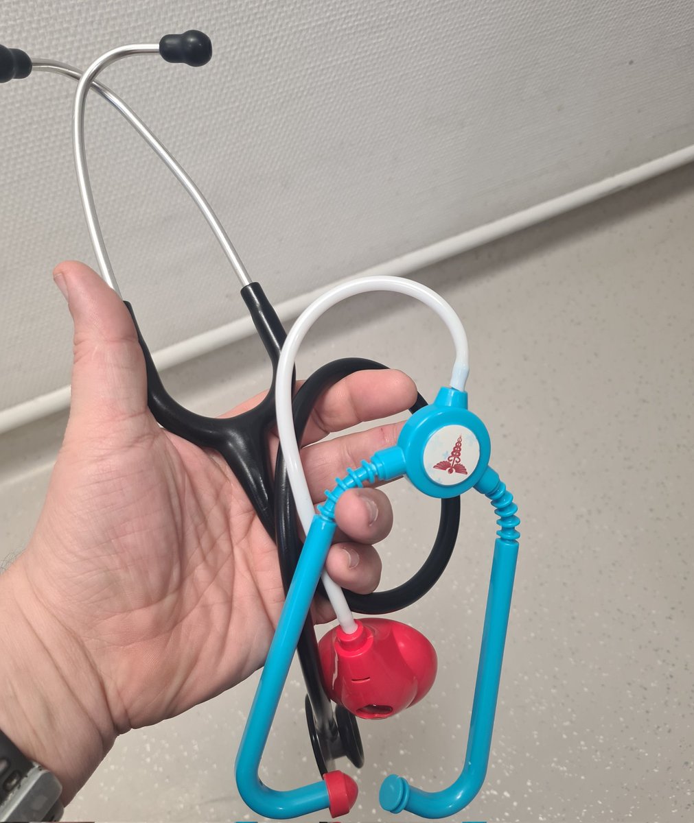 DokPepper's tweet image. Un jeune patient est venu me montrer son sthetoscope. Mais il m&apos;a dit que le sien est mieux que le mien car il fait pouet pouet.