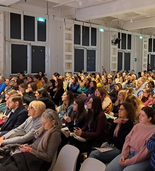 MCapisani's tweet photo. Giovani, saranno anche perennemente attaccati al cellulare ma erano tutti a parlare di libri. Cartacei.
Peraltro a un evento fisico.
Sul palco anche qualche esemplare di boomer (non me ne vogliano)
#book @BOOKCITYMILANO #GenZ #Millennals #giovani #generazioni @illibraio https://t.co/I8TFUnPa0C