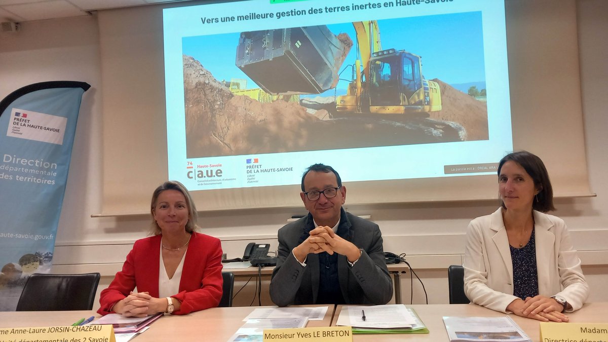Prefet74's tweet image. Yves Le Breton, @prefet74, a présidé le séminaire "Vers une meilleure gestion des matériaux &amp;amp; des terres inertes en #HauteSavoie" co-organisé par #caue74, #DREAL &amp;amp; #DDT destiné aux collectivités pour approfondir cette question
ℹ️urls.fr/j0vf4V
#Éviter #Réduire #Compenser