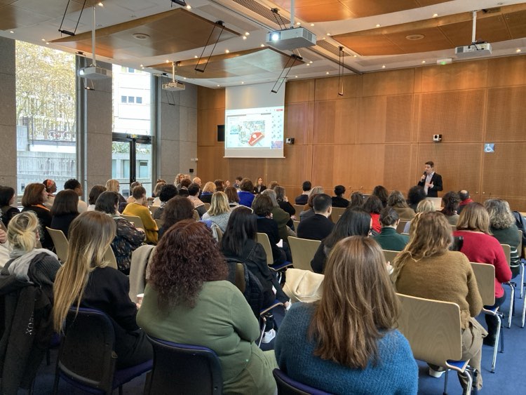 #SEEPH👉le CNFPT organise un événement dédié
Au programme :
🎙Conférence "transitions numériques &amp; compensation du #handicap", sur les outils numériques et l'#IA pour faciliter la communication, l'apprentissage, la mobilité
💡Ateliers de sensibilisation aux troubles de la lecture