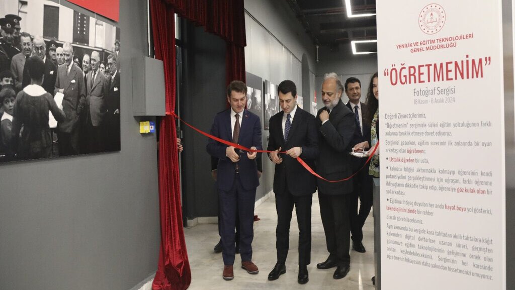 mebyegitek's tweet photo. 📢YEĞITEK tarafından düzenlenen Ankara Resim ve Heykel Müzesinde, 24 Kasım Öğretmenler Günü kutlama etkinlikleri çerçevesinde düzenlenen "Öğretmenim" fotoğraf sergisinin açılışı, Bakan Yardımcısı M. Bilal Macit'in katılımıyla gerçekleşti. 📸🎞️

🔗 https://t.co/dN9mr2PlzL https://t.co/hDPVFTxkEc