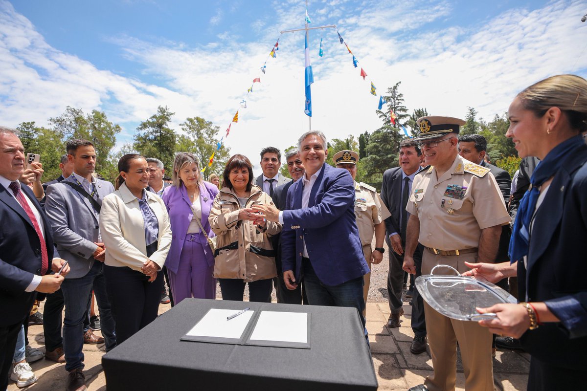 gobdecordoba's tweet image. 🤝🏼 En la localidad de #Embalse, el gobernador @MartinLlaryora junto a la ministra de Seguridad de la Nación, @PatoBullrich, inauguraron la dependencia #EmbalseRíoTercero de @PrefecturaNaval Argentina 🇦🇷.

Así, este cuerpo de seguridad nacional comienza su despliegue en la
