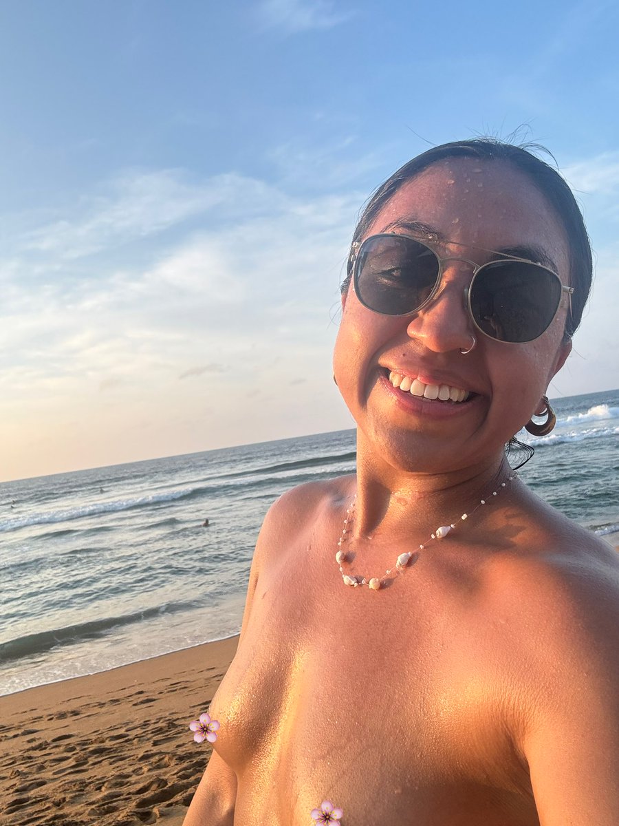NohayNadia's tweet photo. Me tomé muchas fotos encueradita en Zipolite. Qué difícil tener que volver a la ciudad y usar ropa. https://t.co/a6Mrjsiv43