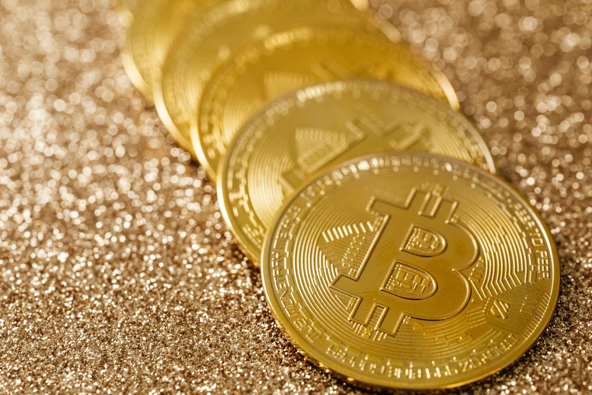 The global crypto market surpasses $3T, fueled by Bitcoin's $93K peak, institutional backing, and Trump's pro-crypto policies.
trackinsight.com/en/etf-news/bi…