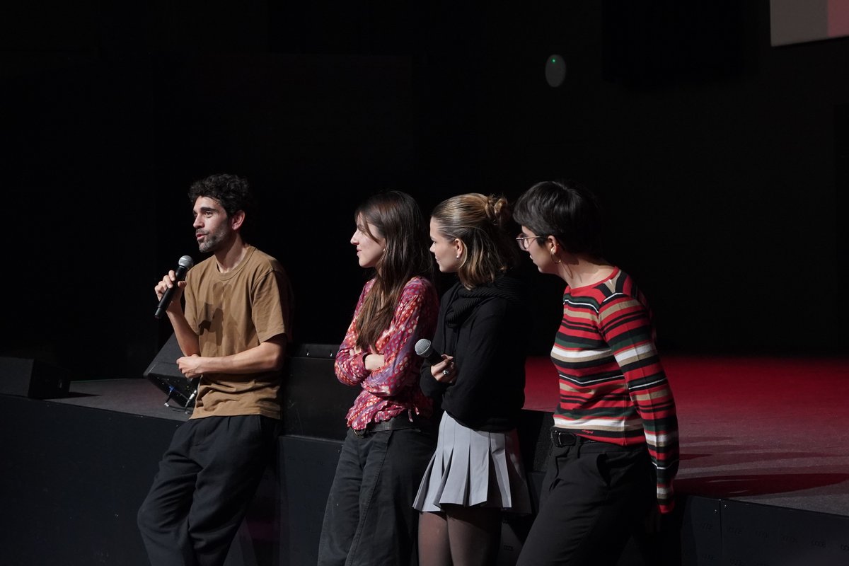 Preciós diàleg amb Adrián Orr a <a href="/alternativafest/">L'Alternativa Fest</a>!

"A NUESTROS AMIGOS és una pel·lícula molt estimada pels #JovesProgramadors <a href="/MovingCinema_/">Moving Cinema</a>. Ens va interpel·lar i interessar molt com mostra els canvis vitals, les cerques sobre la identitat i el desig de trobar un lloc al món."