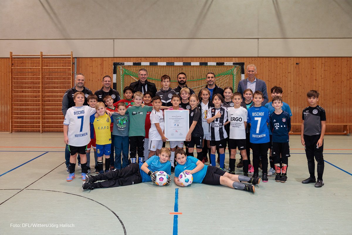 DFL_Official's tweet image. Bei zwei Vereinen überreichte die #DFL die Urkunden persönlich.

Beim TSV Gnarrenburg spielte Keke #Topp (@werderbremen), der für den @s04 sein Debüt als Lizenzspieler gab. Der TSV Amorbach ist Heimatverein von Tom #Bischof, der bei der @tsghoffenheim Bundesliga-Spieler wurde. ⚽