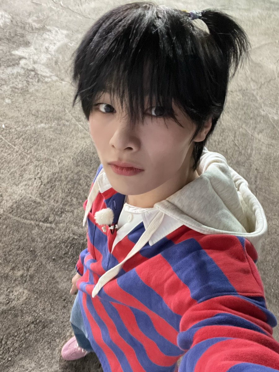 🍞 - 🌱
[191124] 12:47 AM KST

*SELFIE

This is a present ㅎㅎㅎ

I’ll come again y/n

Y/n bread bai ㅎㅎㅎ