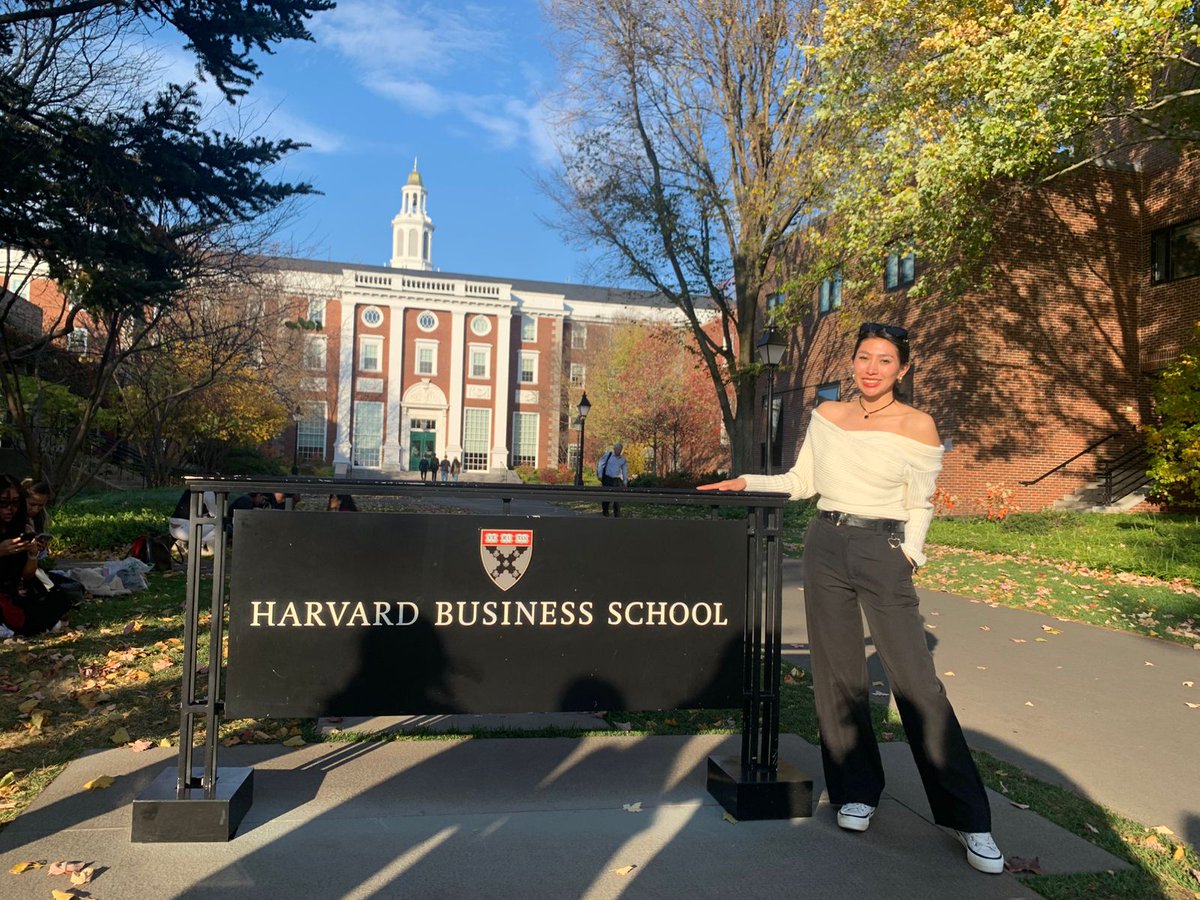 ePC_UCB's tweet image. 🎉 ¡Felicitamos a Natalie Murillo de Negocios y Ciencia de Datos por participar en Women in Business Bolivia! 🌟 Gracias a la ePC, tuvo la oportunidad de reunirse con Tim Cheston de Harvard Kennedy School. 💼👩‍🎓 ¡Inspiración para mujeres emprendedoras! 💪 #OrgulloEPC