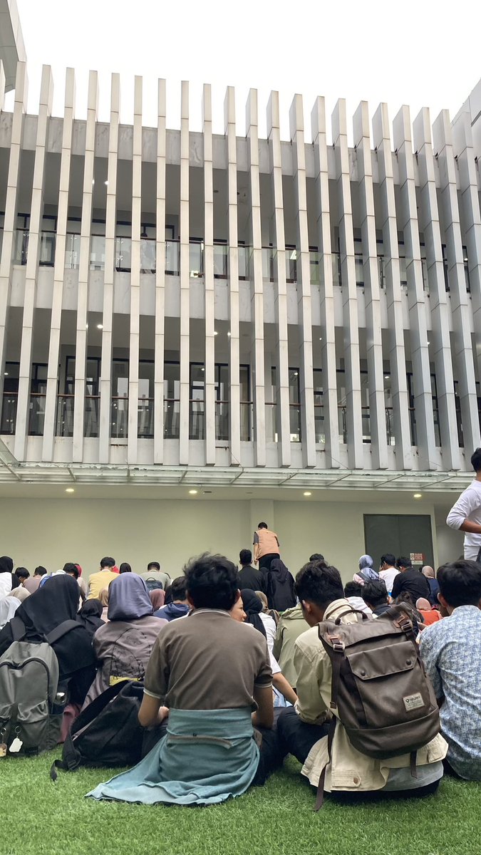 walaupun sabtu mingguku selalu full schedule sampe ga ada waktu untuk sekedar rebahan dan scroll tiktok, entah itu karena harus ke dramaga buat latihan ataupun produksi karena stok produk udah menipis, tapi aku sangat sangat enjoy ada di fase ituu