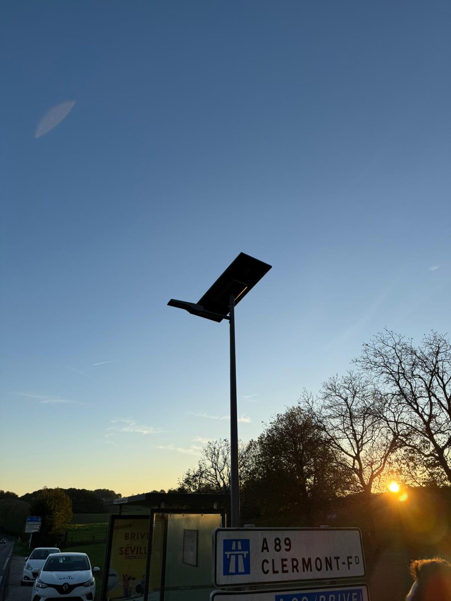 💡Installation d’un mât d'éclairage public solaire à un arrêt de bus sur la commune de Saint-Pardoux-l’Ortigier ☀️
✅sécuriser le déplacement des enfants 
✅épargner à la commune la mise en place d’un nouveau point de comptage d’électricité induisant des économies d’énergie