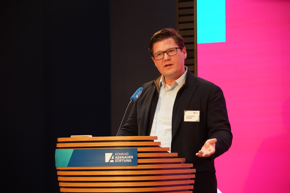 „KI ist ein Werkzeug und weder gut noch schlecht für die Demokratie. Dieses Werkzeug müssen wir beherrschen, aber uns auch über die Risiken bewusst sein. Wir sollten es demokratiestärkend einsetzen.“ Dr. Christian Hübner, KAS #ikpk24