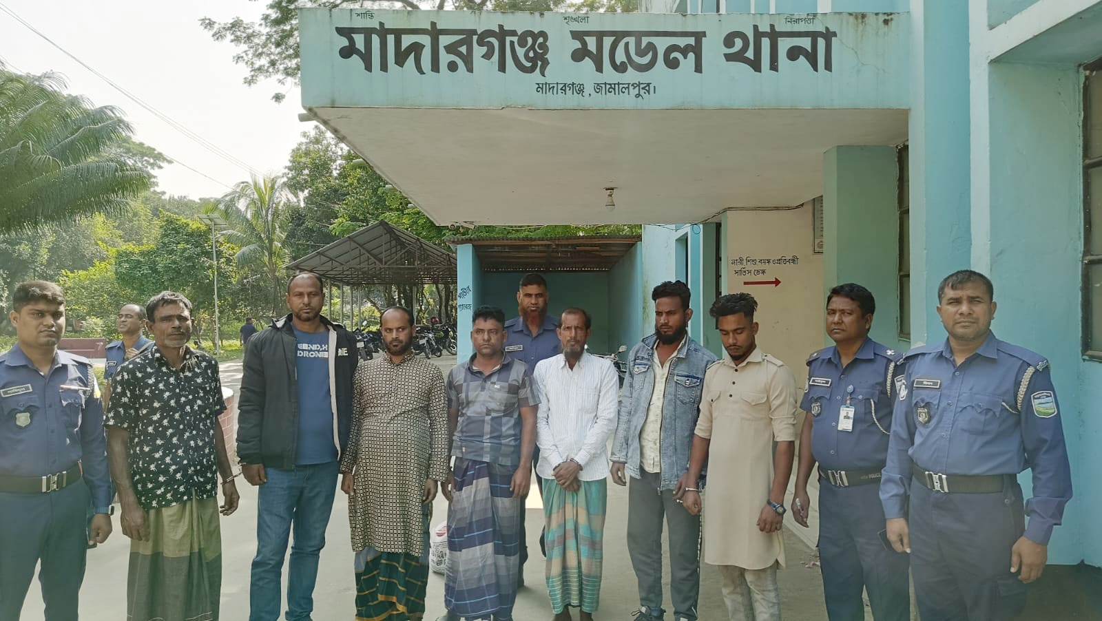 মাদারগঞ্জে নাশকতা ও মাদকাসক্তসহ আটক ৭