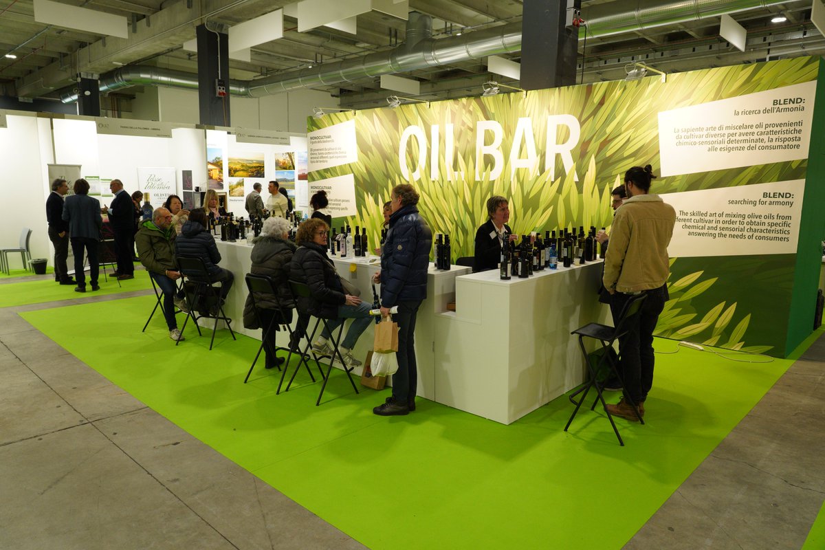 🌟 #OlioCapitale 2024: L'evento che valorizza l'eccellenza dell'olio extravergine! 
✅ Focus esclusivo sull’olio EVO di qualità 
✅ Trieste, crocevia internazionale
✅ Concorso Olio Capitale: premia i migliori oli
✅ Buyer e ristoratori dall' Italia e estero
✅ Show, degustazioni