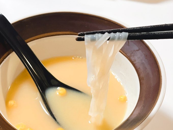 思いつきでインスタントのコーンポタージュにかつおだしとフォーを入れて作ってみたら、ビックリするほどミスマッチ。

おいしくない… 