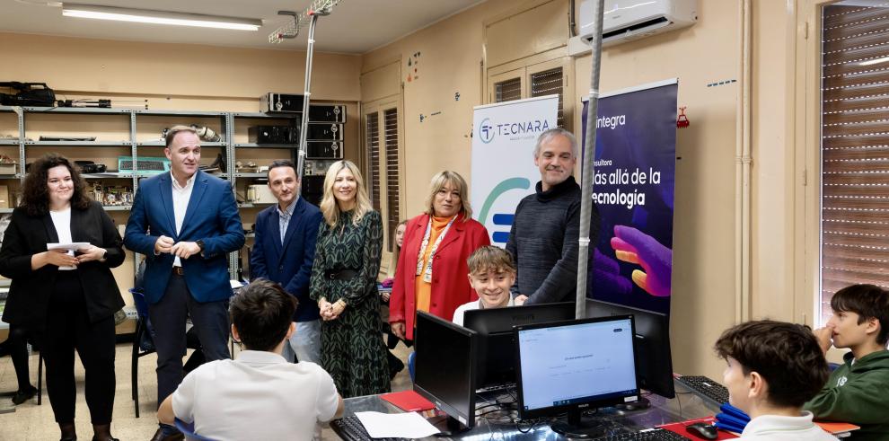 Gobierno de Aragón (@gobaragon) on Twitter photo 👨💻 El <a href="/GobAragon/">Gobierno de Aragón</a> y <a href="/tecnara/">TECNARA - Clúster TIC de Aragón</a> ponen en marcha el proyecto ´TecnoLab: explora y transforma´ para despertar vocaciones tecnológicas.
➡️ Mar Vaquero, y la consejera Tomasa Hernández han asistido a la primera sesión, celebrada en el colegio Cardenal Xavierre.
tinyurl.com/ymh7va6n 👨💻 El <a href="/GobAragon/">Gobierno de Aragón</a> y <a href="/tecnara/">TECNARA - Clúster TIC de Aragón</a> ponen en marcha el proyecto ´TecnoLab: explora y transforma´ para despertar vocaciones tecnológicas.
➡️ Mar Vaquero, y la consejera Tomasa Hernández han asistido a la primera sesión, celebrada en el colegio Cardenal Xavierre.
tinyurl.com/ymh7va6n