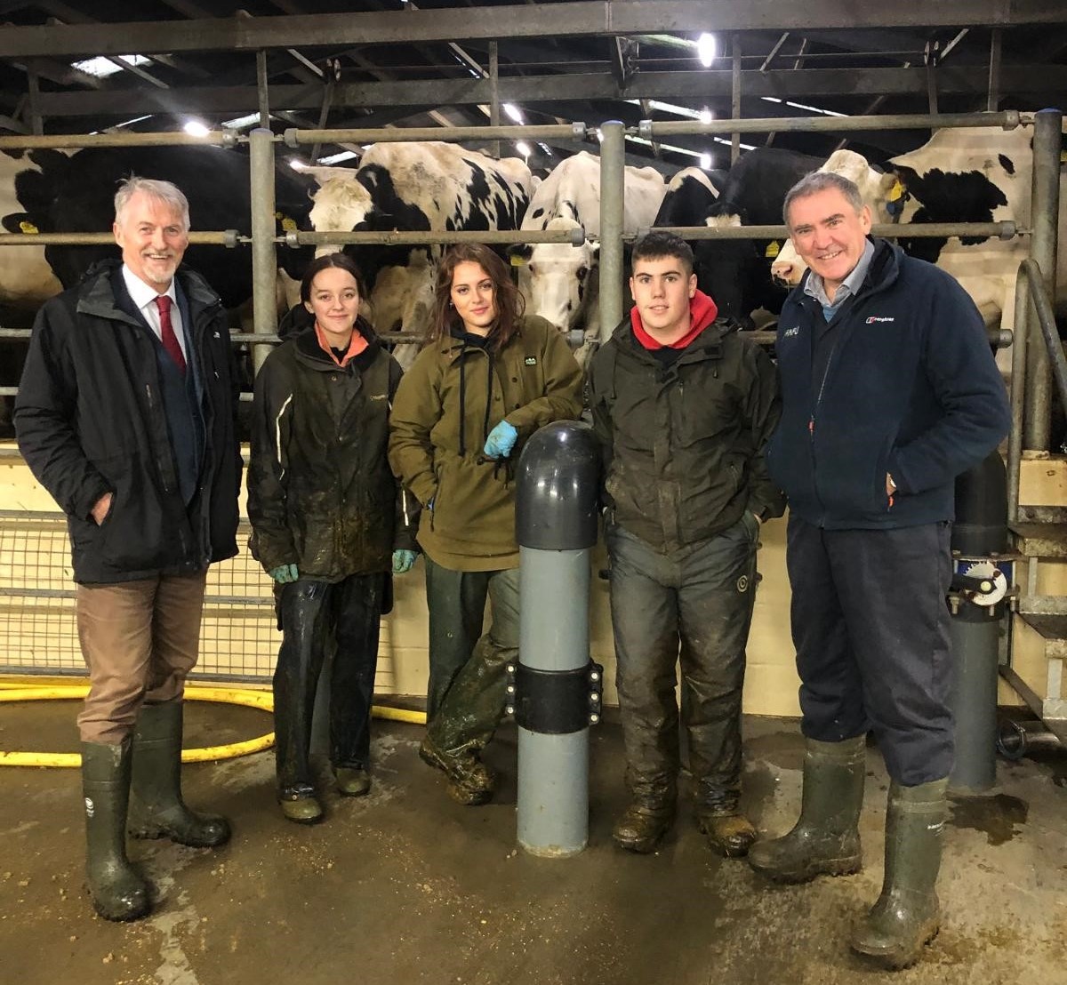 NFUCymru's tweet photo. NFU Cymru President @AledNfu welcomed @huw4ogmore on to his dairy farm over the weekend where he enjoyed an afternoon milking with Elin, Erin and Cian #securethefutureofwelshfood https://t.co/iaSVacHhwq
