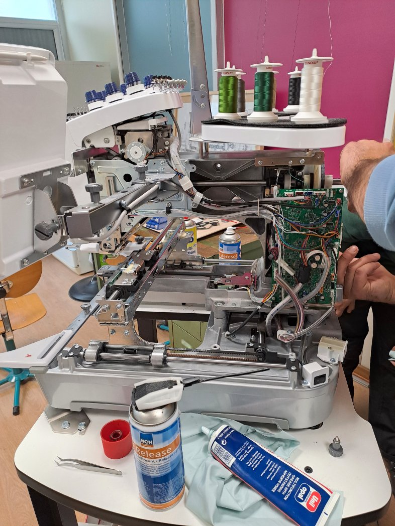 Vu au Minilab de l'<a href="/INSPE_Lille/">INSPÉ Lille HdF</a> 1️⃣ Visite des stagiaires CAPPEI UE Alternance 1. 2️⃣ Fabrication d'un jeu de plateau pour un Escape Game portant sur l'univers de Tolkien. 3️⃣ Animation d'un atelier de linogravure. 4️⃣ Contrôle de la brodeuse numérique par un technicien.