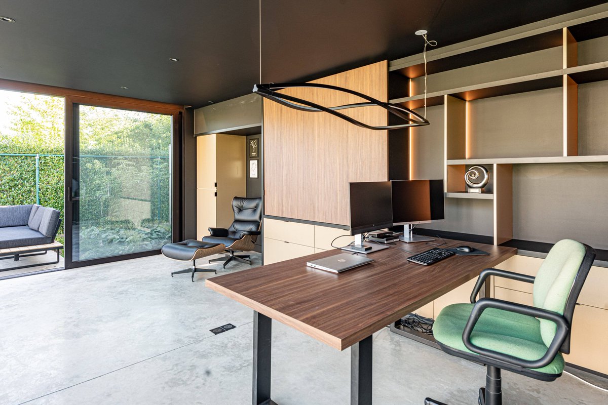 WillemsVerandas's tweet image. 🏡 Zoek je een thuiskantoor met zicht op groen? Willems Veranda’s biedt woonuitbreidingen die perfect zijn voor zelfstandigen! Geniet van een rustige werkplek met daglicht en uitzicht op jouw tuin. 🍃 #WillemsVerandas #Woonuitbreiding #Zelfstandigen