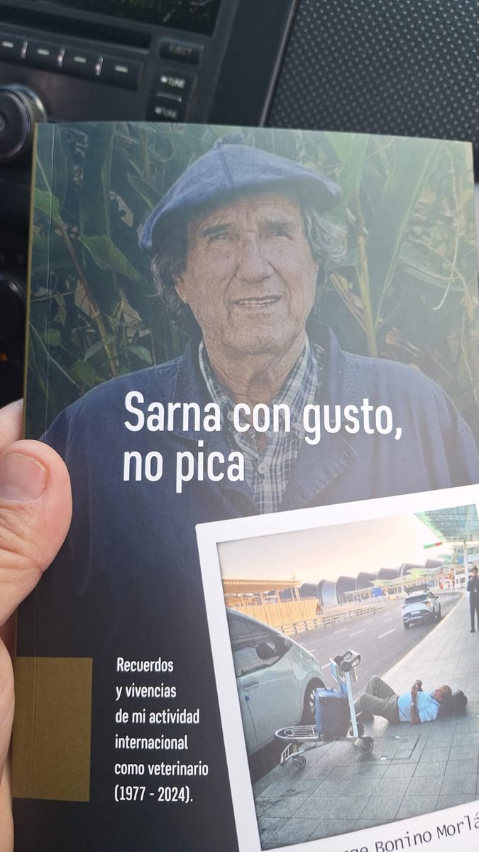 MGAPUruguay's tweet photo. #AHORA el Ministro (i) @ignacio_buffa participa en el lanzamiento del libro "Sarna con Gusto" que recoge las vivencias del Dr. Jorge Bonino Morlan. https://t.co/bn8mv6Ju90