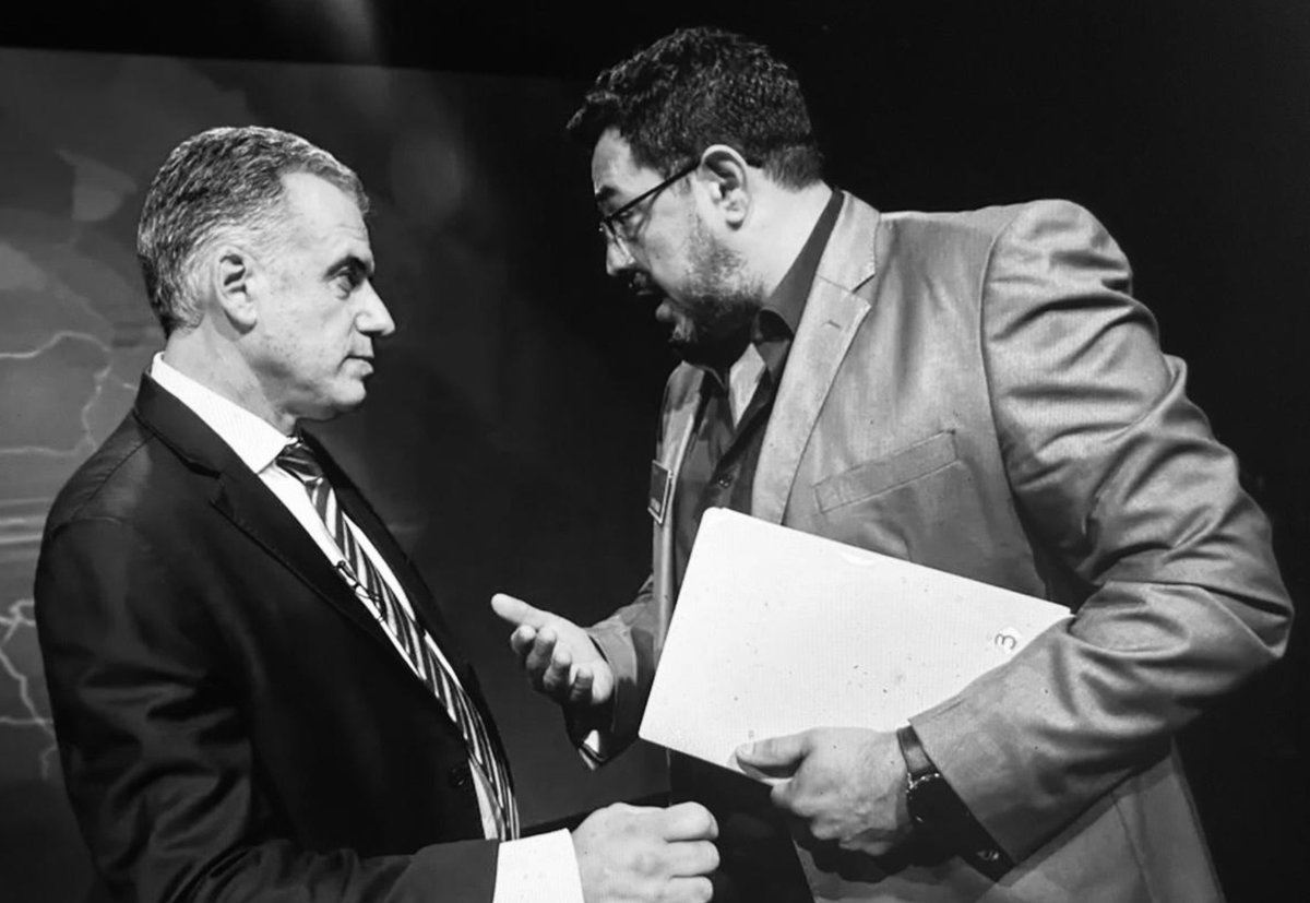 Orsi no debate, lee

No hubo debate. 
Álvaro Delgado, contundente y sólido en sus intervenciones, lo intentó, pero Orsi no quería debatir. Su equipo de asesores, pretendiendo esconderlo, entorpeció y puso condiciones para impedir un verdadero debate de ideas y propuestas.
Sucede