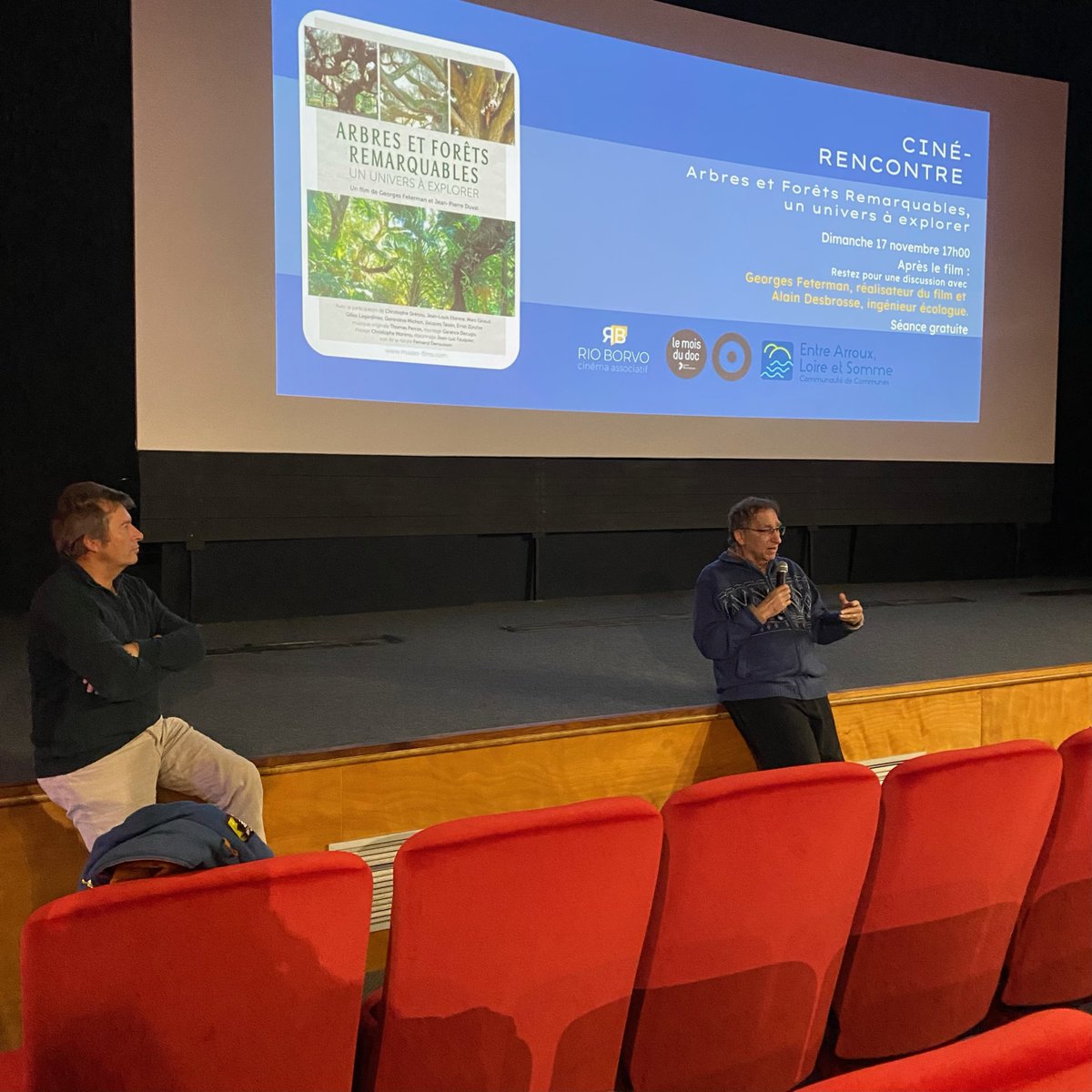 RioBorvo's tweet photo. 📷Retour en Images 📷"Arbres et Forêts remarquables, un univers à explorer"
avec la communauté de communes Entre Arroux loire et somme. 50 spectateurs ravis de rencontrer  Georges Feterman, le réalisateur et Alain Desbrosse, un ingénieur écologue. Merci à @AgenceMUSEO https://t.co/6VgZdRiBQy
