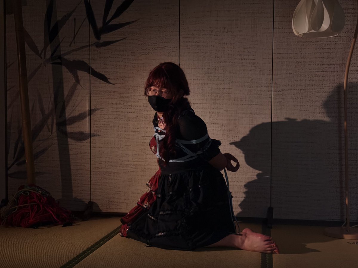 最爱的一张照片，裙子半边红色半边黑色的拼色设计犹如我这反差的人格。爱死了。
🪢：胡静静 <a href="/sonaaaaaaqq/">胡静静</a> 
💃： <a href="/DiamondDog552/">Diamond Dog</a>
🏠：瘾 <a href="/bbyin_/">瘾</a>