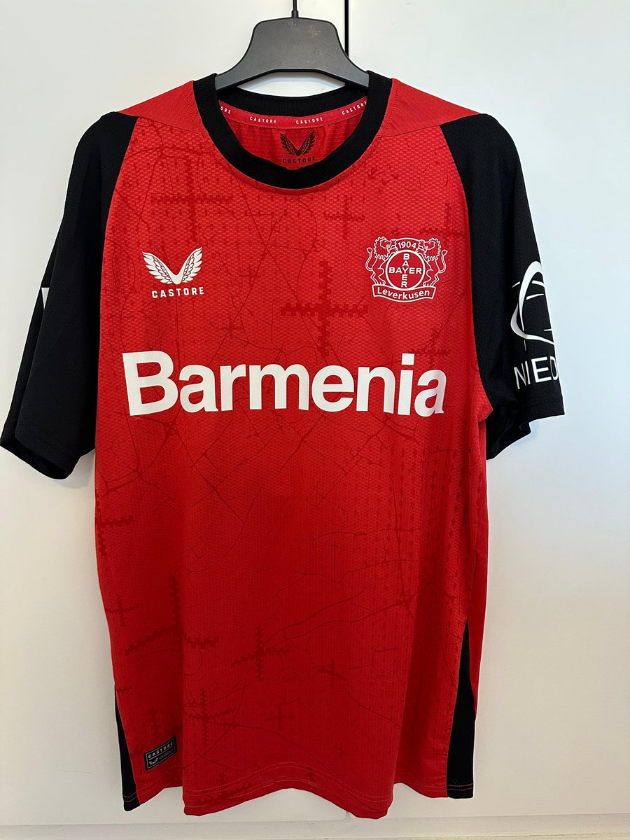 Otro camisetón:

Camiseta donada por el jugador valenciano y ex-valencianista <a href="/grimaldo35/">Alejandro Grimaldo</a>. El lateral internacional con la <a href="/SEFutbol/">Selección Española Masculina de Fútbol</a> y reciente campeón de Europa, dona esta camiseta de su actual club, el <a href="/bayer04_es/">Bayer 04 Leverkusen</a>, correspondiente a esta temporada para nuestra subasta: