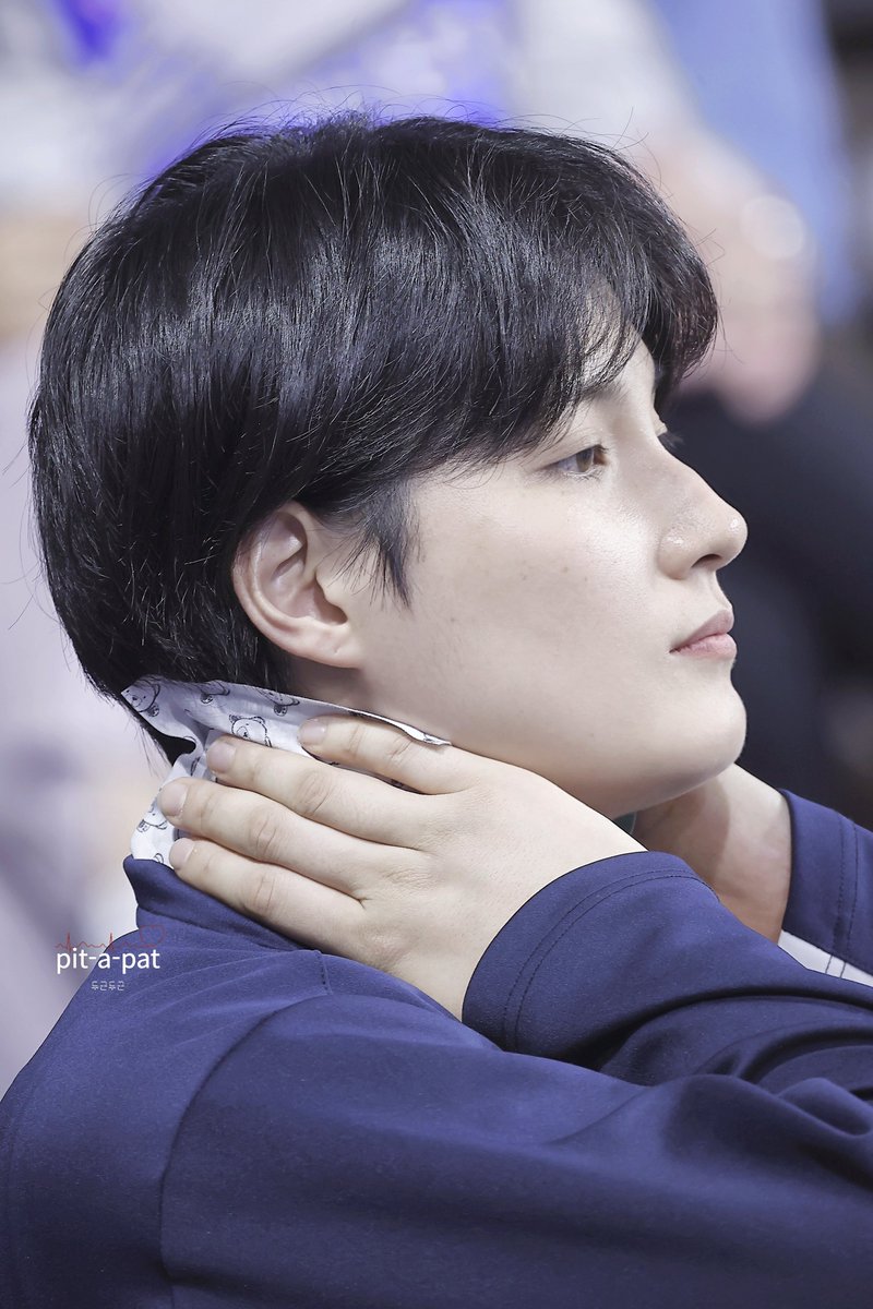 곰돌이표 핫팩으로 찜질중인 곰돌희 🐻 
아프지마요~🥲

24.11.17 화성
#김희진 #KIMHEEJIN