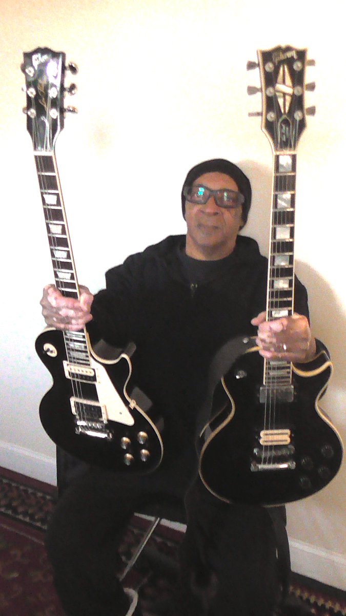 MasonVincent8's tweet photo. Gibson Les Pauls.... Ebony .... between Onyx and Obsidian .... https://t.co/Xs7kfWK15q