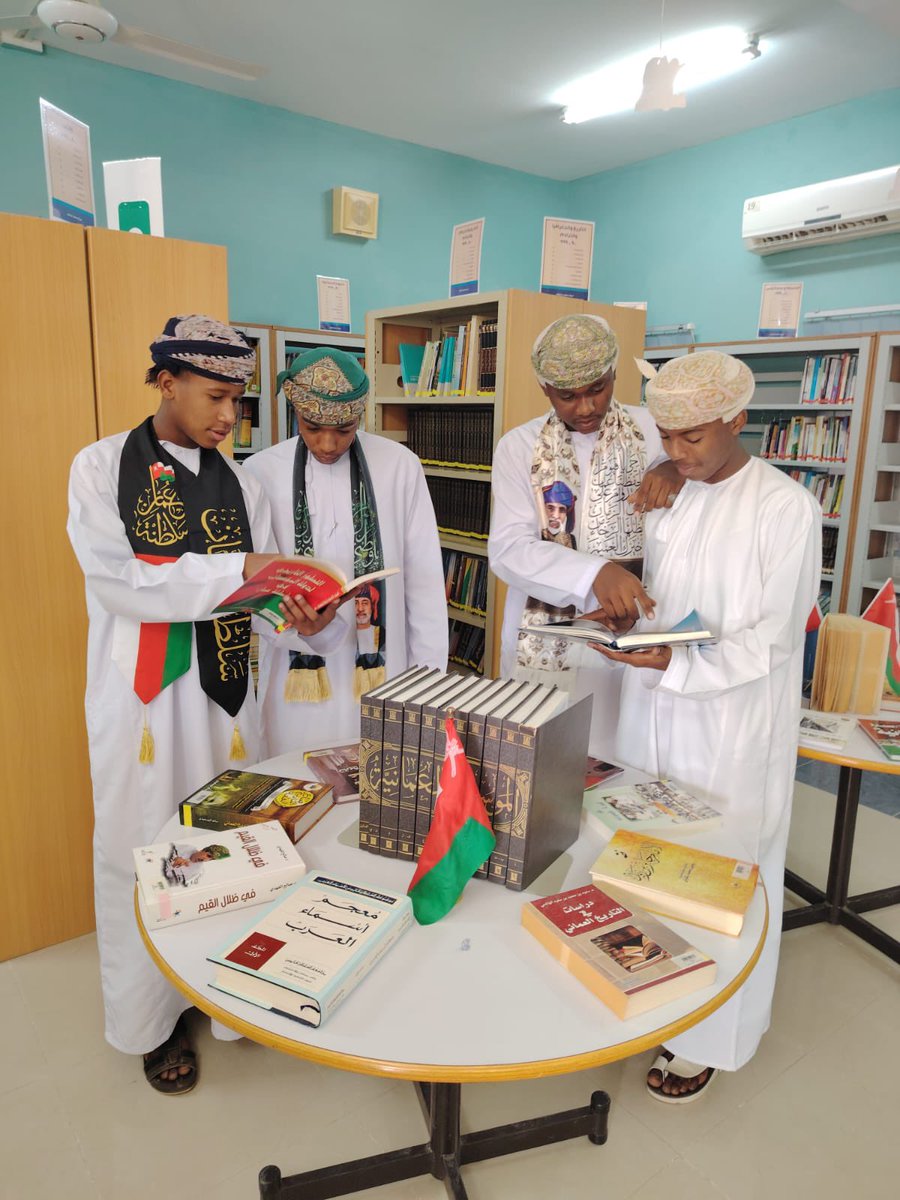 ضمن احتفالات مدرسة غسان بـ #العيد_الوطني_الـ54_المجيد ، رئيس مجلس أولياء الأمور يفتتح معرض الكتب العمانية في مركز مصادر التعلم ويطلع على أنشطته وفعالياته ومن أبرزها نشاط ( معالم عمانية من الموسوعة ).

#فعاليات_تعليمية_شمال_الباطنة