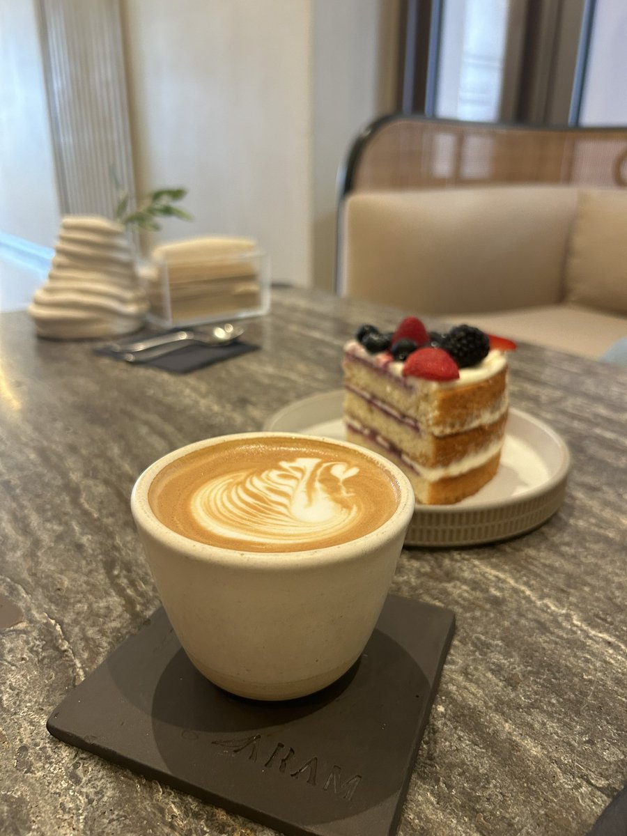 " لا تتبع الاشياء المضيئة..
اتبع ما يجعلك تضئ🌹."