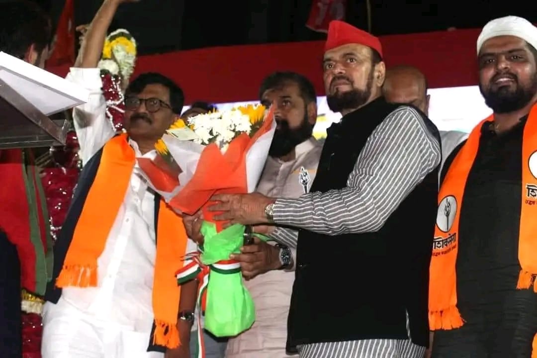 Mahmood00354482's tweet photo. 17 मिनट में बाबरी मस्जिद गिरा दी थी कानून बनाने में कितना वक्त लगेगा - संजय राउत 

बाबरी को शहीद करने वाले आज मुस्लिम वोटों के सौदागरों से मिलकर अपने आपको सेकुलर कह रहे हैं यह सिर्फ धोका है अपना वोट AIMIM को दीजिये इन बहरूपियों से होशियार रहिये। https://t.co/w3G6ugDQ4Z