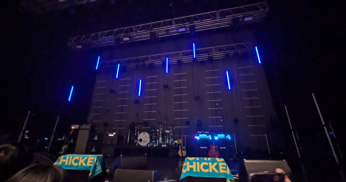 2525_bump_'s tweet photo. 初めてのライブハウスのスタンディング。
入場した時に程良い前列で銀テGET出来そう〜！ってウキウキしてたら序盤中盤終盤すべて押されて押されて最後は前方へ…��局とれず。隙あらば雪崩込んでやろうという圧がすごかった……最近体重増えてたのは吹き飛ばされないためだったか()
#SpheryRendezvous https://t.co/zZFdj1nd6b