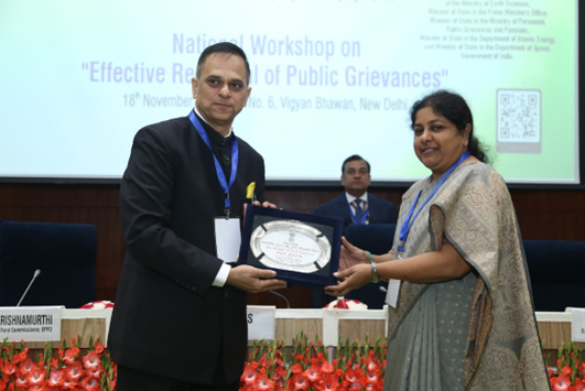 DARPG_GoI's tweet photo. 𝐒𝐞𝐬𝐬𝐢𝐨𝐧 - 𝐈𝐈𝐈
𝐓𝐡𝐞 𝐟𝐨𝐥𝐥𝐨𝐰𝐢𝐧𝐠 𝐩𝐫𝐞𝐬𝐞𝐧𝐭𝐚𝐭𝐢𝐨𝐧𝐬 𝐰𝐞𝐫𝐞 𝐠𝐢𝐯𝐞𝐧 𝐛𝐲 𝐭𝐡𝐞 𝐂𝐞𝐧𝐭𝐫𝐚𝐥 𝐌𝐢𝐧𝐢𝐬𝐭𝐫𝐢𝐞𝐬/𝐃𝐞𝐩𝐚𝐫𝐭𝐦𝐞𝐧𝐭𝐬 𝐝𝐮𝐫𝐢𝐧𝐠 𝐭𝐡𝐞 𝐒𝐞𝐬𝐬𝐢𝐨𝐧 – 𝐈𝐈𝐈:

1️⃣Grievance Redressal in EPFO by Shri Ramesh Krishnamurthi, CPFC, EPFO @socialepfo 
2️⃣Grievance Redressal in CBDT by Ms. SapnaBhatia, ADG, Taxpayers Services, CBDT @IncomeTaxIndia 
3️⃣Grievance Redressal in Railways by Shri Ratnesh Jha, Executive Director (PG), M/o Railways @RailMinIndia
4️⃣Grievance Redressal in Posts by Shri Shailendra Kumar Dwivedi, DDG, D/o Posts @IndiaPostOffice 

#CPGRAMS #GoodGovernance #PublicGrievances #CitizenCentric