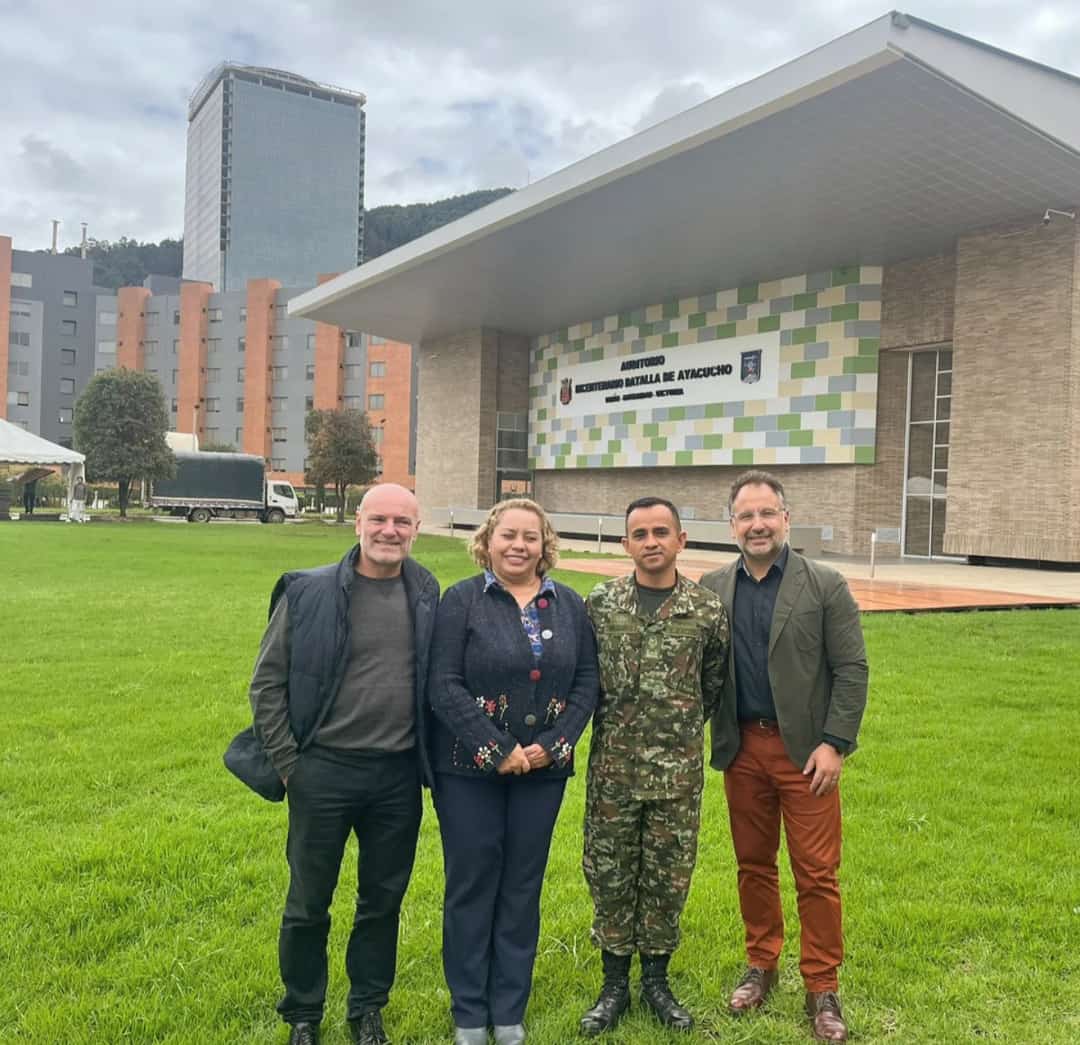 andressilvaa's tweet photo. Han sido tres exquisitas jornadas compartiendo con ingenieros militares y civiles en la Escuela de Ingenieros Militares y en la Escuela Superior de Guerra en Bogotá.

Conversamos y debatimos acerca del impacto de la Inteligencia Artificial, Computación Cuántica y los Datos en la toma de decisiones con una perspectiva 2025-2030 ... https://t.co/iHlYXbEVZJ