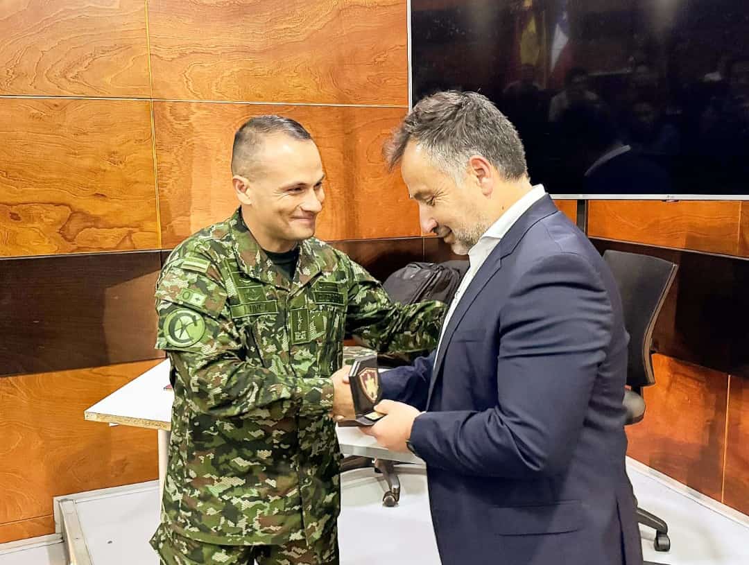 andressilvaa's tweet photo. Han sido tres exquisitas jornadas compartiendo con ingenieros militares y civiles en la Escuela de Ingenieros Militares y en la Escuela Superior de Guerra en Bogotá.

Conversamos y debatimos acerca del impacto de la Inteligencia Artificial, Computación Cuántica y los Datos en la toma de decisiones con una perspectiva 2025-2030 ... https://t.co/iHlYXbEVZJ