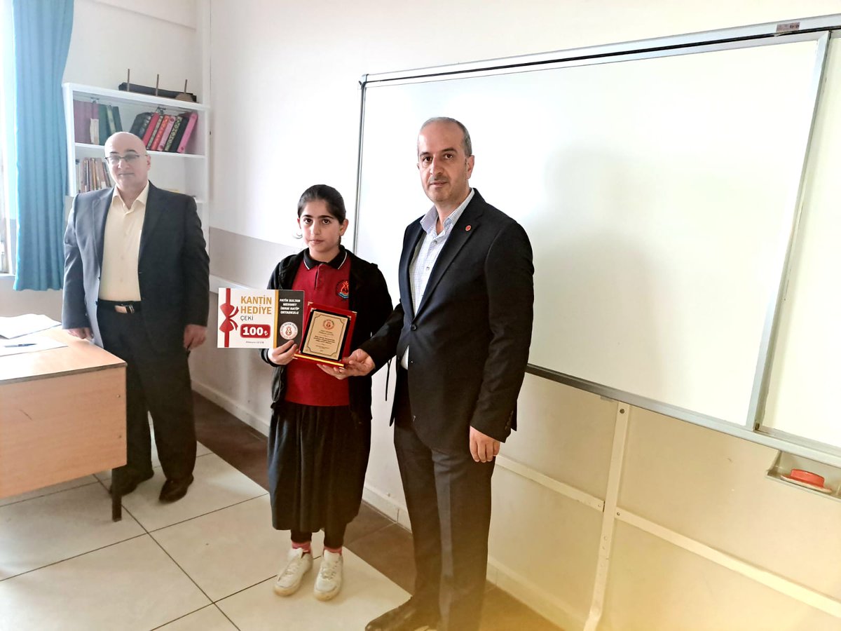 Kitap Okuma Yarışmasında Ekim ayında Humeyra Geyik ve  M.Burak Akbaş isimli öğrencilerimize Okul Müdürü tarafından plaket ve Kantin alışveriş çeki hediye edildi.